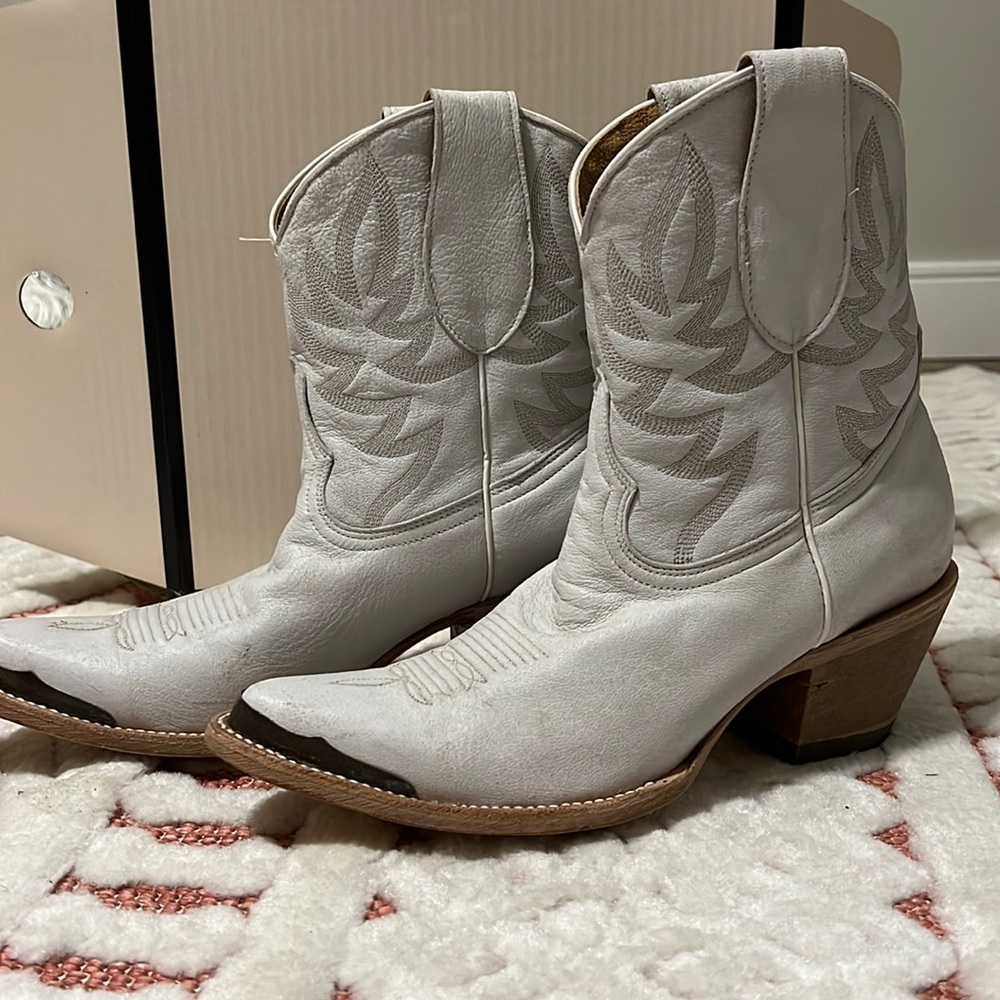 Idyllwind white boots